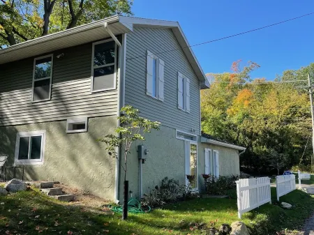 Quiet Charlevoix Cottage Walk to Town and Lake Michigan Beaches