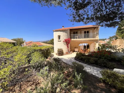 Most beautiful Garden appartement in a large privat park, 30m from the sea Hotels in Le Pradet