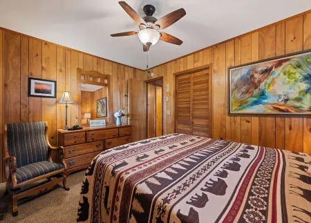 Welcome to Raven's Nest! Great Views and Easy Access in All Weather.