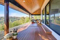 Dreamy Hilltop View: Roseburg Retreat w/ Hot Tub! - 4つ星