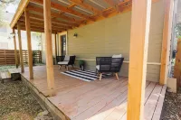 Peaceful and centrally located 2-bedroom house with AC and WiFi in Hillsboro