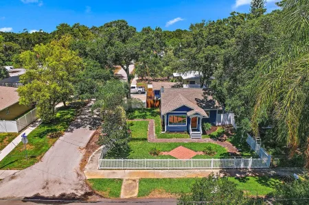Beautifully renovated beach cottage!