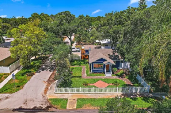 Beautifully renovated beach cottage!