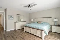 Luxurious & Comfy ~ 1 Block to Beach ~ ♛Royal Beds