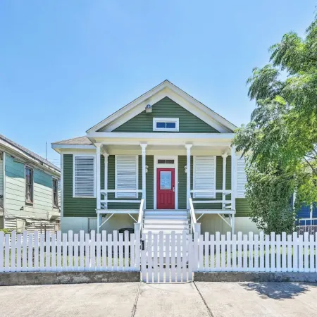 Walk to the Strand and Beach Updated Victorian Gem