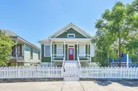 Walk to the Strand and Beach Updated Victorian Gem - spa