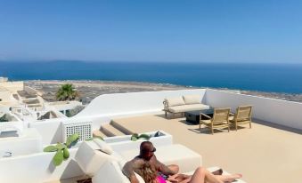 Luna Santorini Suites