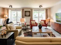 Villa Steps from Castle - Homestays