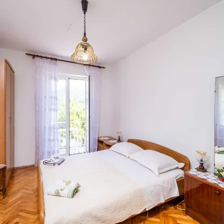 Apartments Zarac - One Bedroom Apartment with Balcony and Sea View (Milanka)