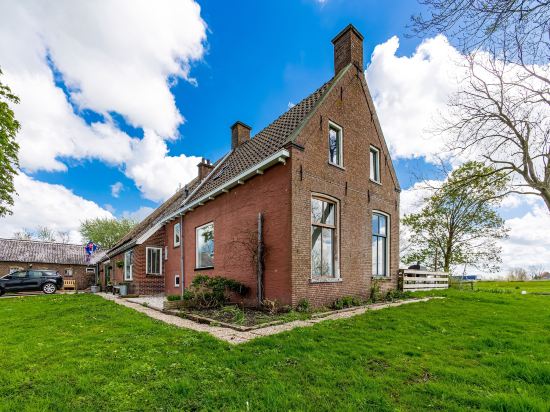 B&B farm Grutsk in Suwald with private harbour