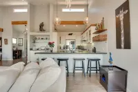 Malibu Retreat w/ Balcony & Mountain Views - شاطئ