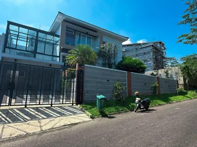 Villa Paul Sentul by Vasaka Villa Hotels near Edensor Camp Site