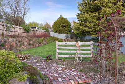 Rustic Charm in the Heart of spa Country Hotels near Hepburn Springs Bathhouse