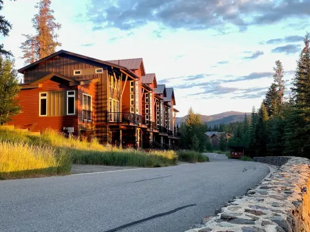 3bd/2.5bth Townhome w/attached garage + Arcade game - Walk to free bus stop Отели рядом с достопримечательностью «Grand Park Community Recreation Center»