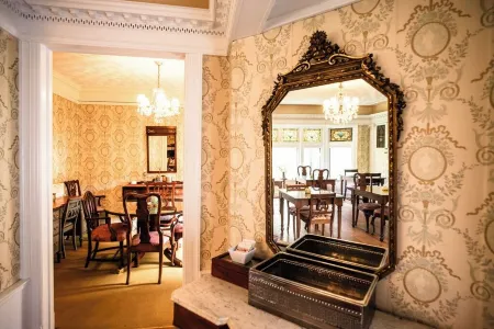 Manor House Inn Отели рядом с достопримечательностью «The Hotchkiss School»