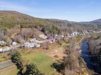 Historic Riverfront House: 5 Bedrooms 3.5 Baths on 5 Acres Hotels in Bridgewater
