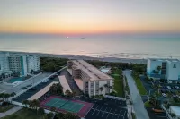 Cocoa Beach Towers - Oceanfront Resort with Heated Pool, Tennis Steps from the Pier - Pemandangan Pantai