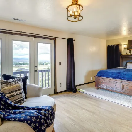 Family-Friendly Utah Home Deck, Mountain Views! Hotele w: Uintah County