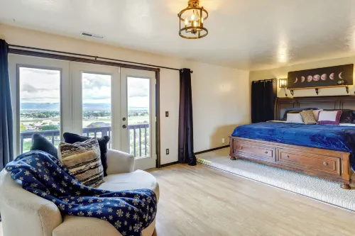 Family-Friendly Utah Home Deck, Mountain Views! - Parking