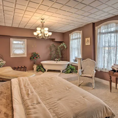 Pet-Friendly Apt 2 Blocks to Riverside Park!