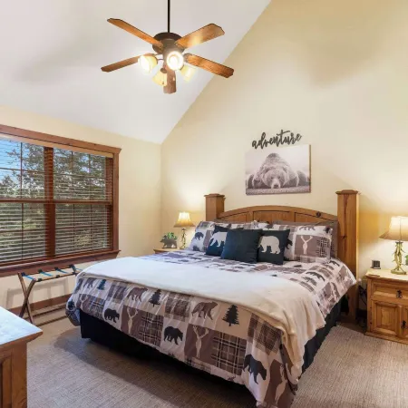Simons Treetop Cabin 2 Bdr in Popular Resort!