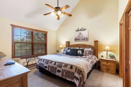 Simons Treetop Cabin 2 Bdr in Popular Resort!