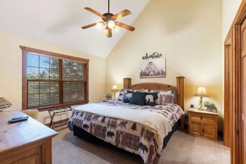 Simons Treetop Cabin 2 Bdr in Popular Resort!