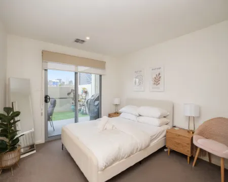 Ground Level 1-Bed: Courtyard & Alfresco Dining Hotels in Phillip