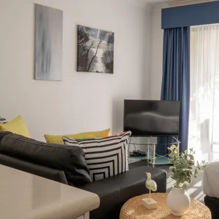 Seafront Getaway Studio, Great Location with Pool