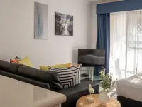 Seafront Getaway Studio, Great Location with Pool