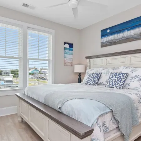 Luxury Beach Condo 5 Min Walk to Beach & Shops!