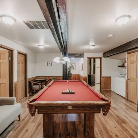 03Mbh -12-Bdrm - 3.5-Bath - Wifi - Pets Ok - Sleeps 26 12 Bedroom Home by RedAwning