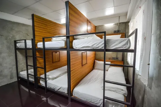 เตียงในหอพักรวมชายหญิง 6 เตียง