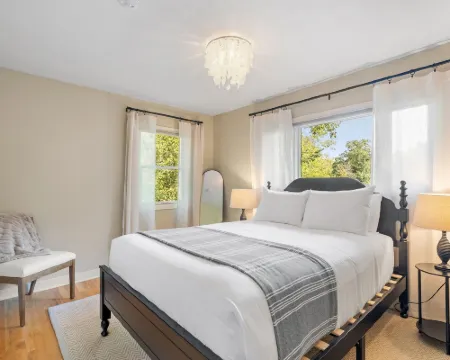 Woodland Hollow Hotels in Minnetonka