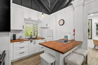 Pet Friendly- Fenced Yard - Walk to Las Olas - 4 Miles to the Beach!