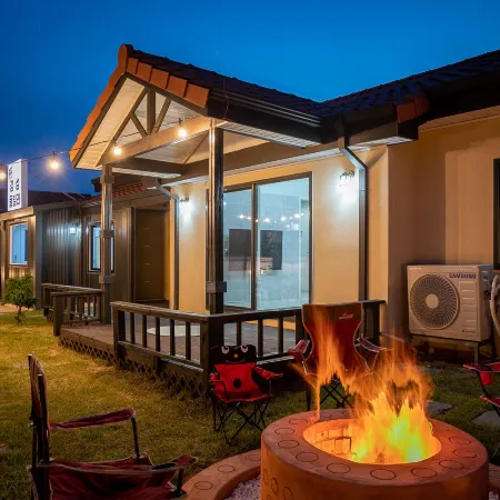 Gyeongju Danchae Gamsung Pool Villa Отели рядом с достопримечательностью «Храм Голгулса»