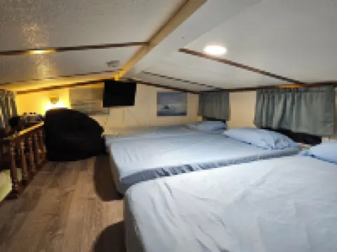 So much to enjoy at this 2-bedroom cottage in Charming Lakeside. レイクサイドのホテル