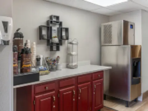 Red Roof Inn Queensbury クイーンズベリーのホテル