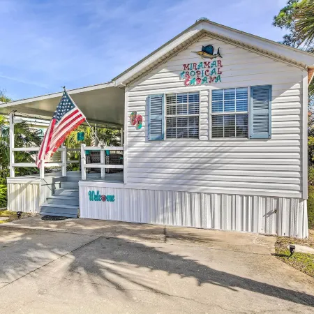 2.5 Blocks to Beach! ‘Miramar Tropical Cabana'