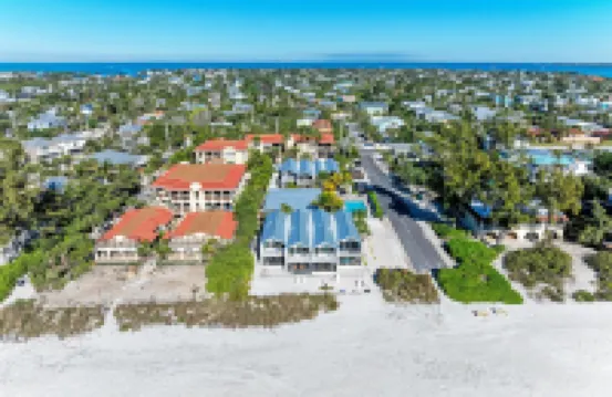 Cozy Pool View and Charming Decor - Quaint Island Retreat