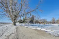 Charming Eagle Grove Farmhouse w/ Patio! - Homestays