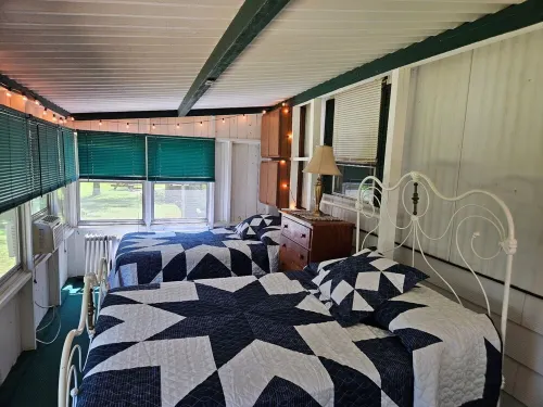 Cozy family cottage w/ fireplace, near lake and national forest.
