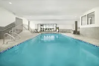 DoubleTree by Hilton Concord Downtown - プール