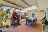 Albert Road Cottage: Comfy, vintage home near water & town - breakfast