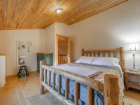 Glacier National Park-cozy, rustic home w/ hot tub, just 6 minutes to the park Hotels in Coram