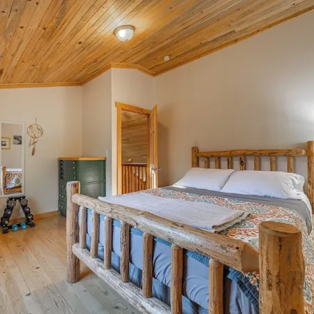 Glacier National Park-cozy, rustic home w/ hot tub, just 6 minutes to the park