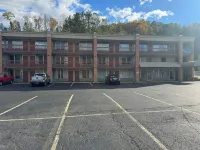 OYO Hotel Harriman Near I-40 - parking