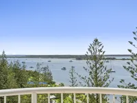 Bright 2 Bed Apartment With Ocean Views Hotels in Labrador