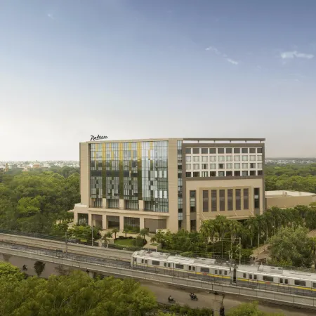 Radisson Hotel Delhi MG Road Отели рядом с достопримечательностью «Храм Чаттарпур»