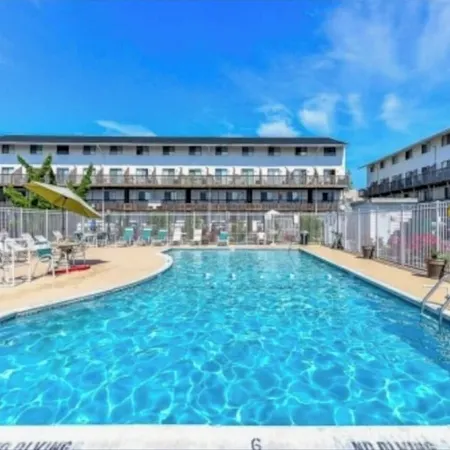 Lovely Renovated 2-Level Condo + Pool + Steps to the Beach!